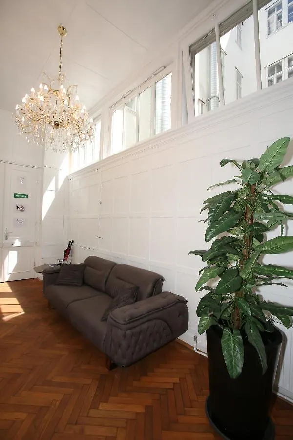 Apartments Vienna Opera 0*,